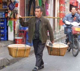ในเวลา 35 ปี คนจีน 800 ล้านคน หลุดพ้นจากความยากจน จีนก้าวออกจาก “กับดักความยากจน” ได้อย่างไร?