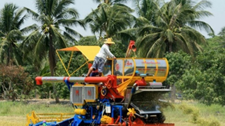 RiceHarvestMachine